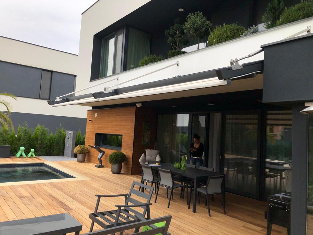 Pergola retractabila suspendata