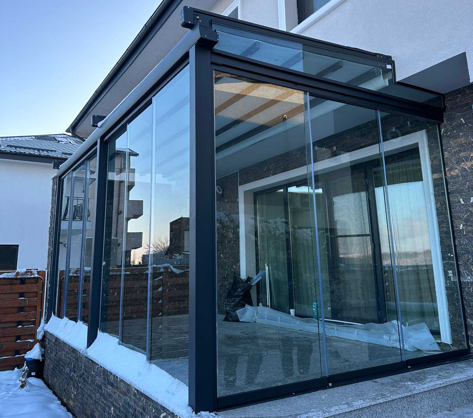 Pergola retractabila inchisa cu sticla mobila
