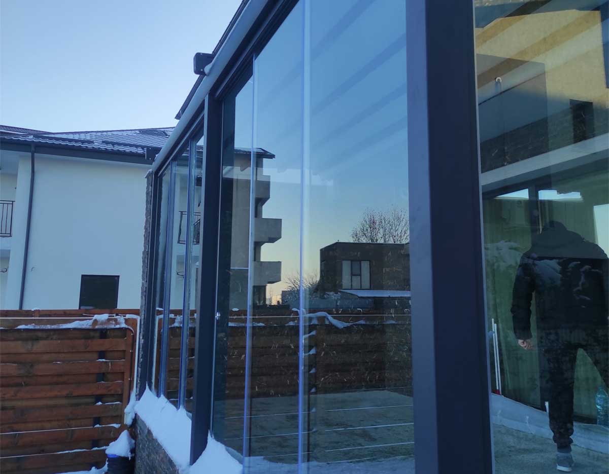 Pergola inchisa cu sticla mobila