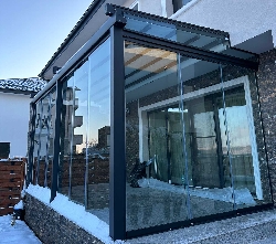 Pergola retractabila inchisa cu sticla mobila 