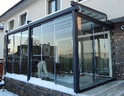 Pergola retractabila inchisa cu sticla securizata