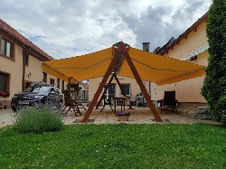 copertine terasa in mijlocul curtii